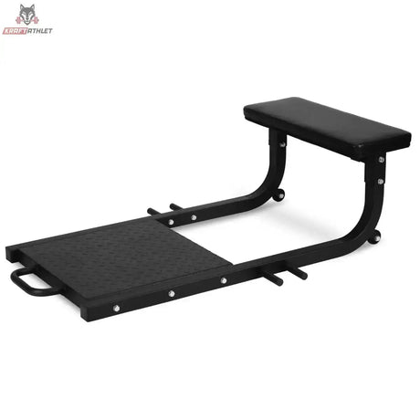 Titanium Strength 140HT Hip Thrust Bank in Schrägansicht mit Rückenpolster, rutschfester Standplatte und schwarzem Rahmen