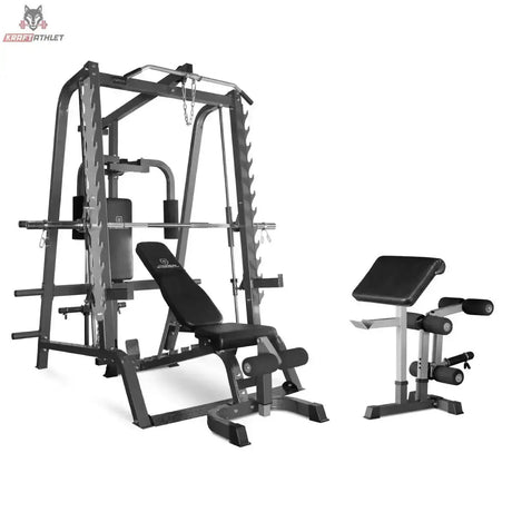 Titanium Strength 160ST Total Smith Machine in Schrägansicht von links mit Hantelbank und Beincurl-Aufsatz