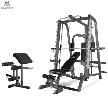 Titanium Strength 160ST Total Smith Machine in Schrägansicht von rechts mit Hantelbank und Beincurl-Aufsatz