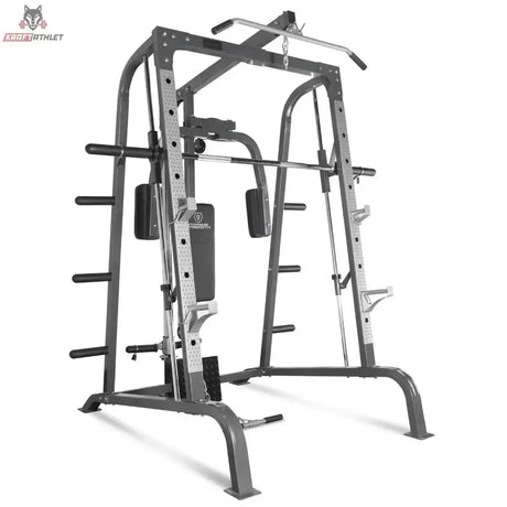Titanium Strength 180SP Total Smith Machine – Schrägansicht ohne Bank mit Kabelzugturm und Führungsstange