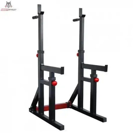 Titanium Strength 280RS Squat Rack / Dip Stand in Schrägansicht von hinten mit Standfüßen und roter Verbindungsstrebe