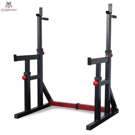 Titanium Strength 280RS Squat Rack / Dip Stand in Schrägansicht von vorne, schwarz mit roter Querstrebe und Ablagen