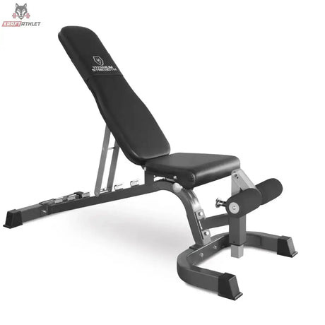 Titanium Strength 330BM Verstellbare FID Hantelbank in Schrägansicht von vorne, Lehne leicht geneigt