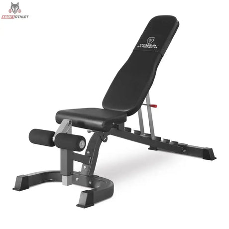 Titanium Strength 330BM Verstellbare FID Hantelbank in Seitenansicht mit aufgestellter Rückenlehne und Beinhalter