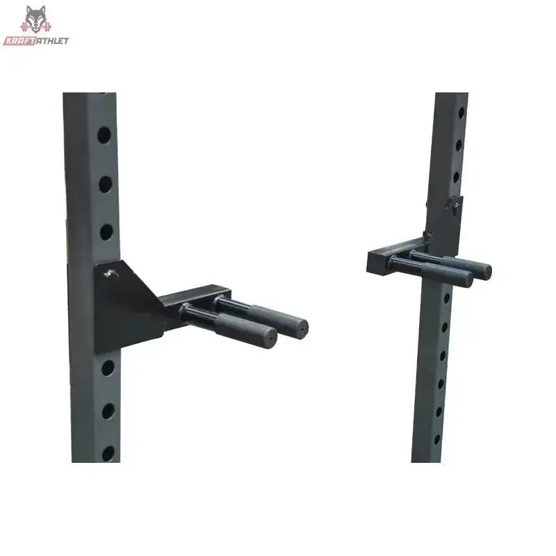 Titanium Strength 340D Dip Handle X Line in Schwarz, an Rack-Pfosten montiert aus schräger Perspektive