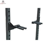 Titanium Strength 340D Dip Handle X Line in Schwarz, an Rack-Pfosten montiert aus schräger Perspektive