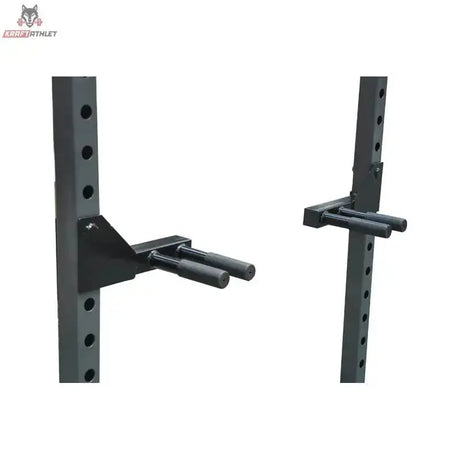 Titanium Strength 340D Dip Handle X Line in Schwarz, an Rack-Pfosten montiert aus schräger Perspektive