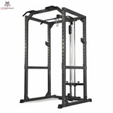 Titanium Strength 340PL Full Heavy Duty Power Cage in Schrägansicht mit Latzug, Klimmzugstange und Seilzug