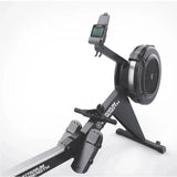 Titanium Strength Air Rowing Machine Rudergerät in Nahansicht von vorn mit Monitor, Griff und Luftradgehäuse