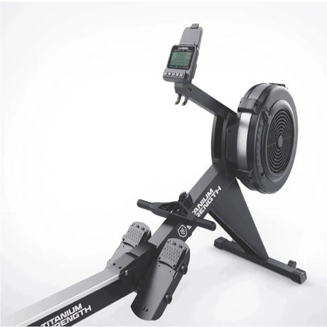 Titanium Strength Air Rowing Machine Rudergerät in Nahansicht von vorn mit Monitor, Griff und Luftradgehäuse