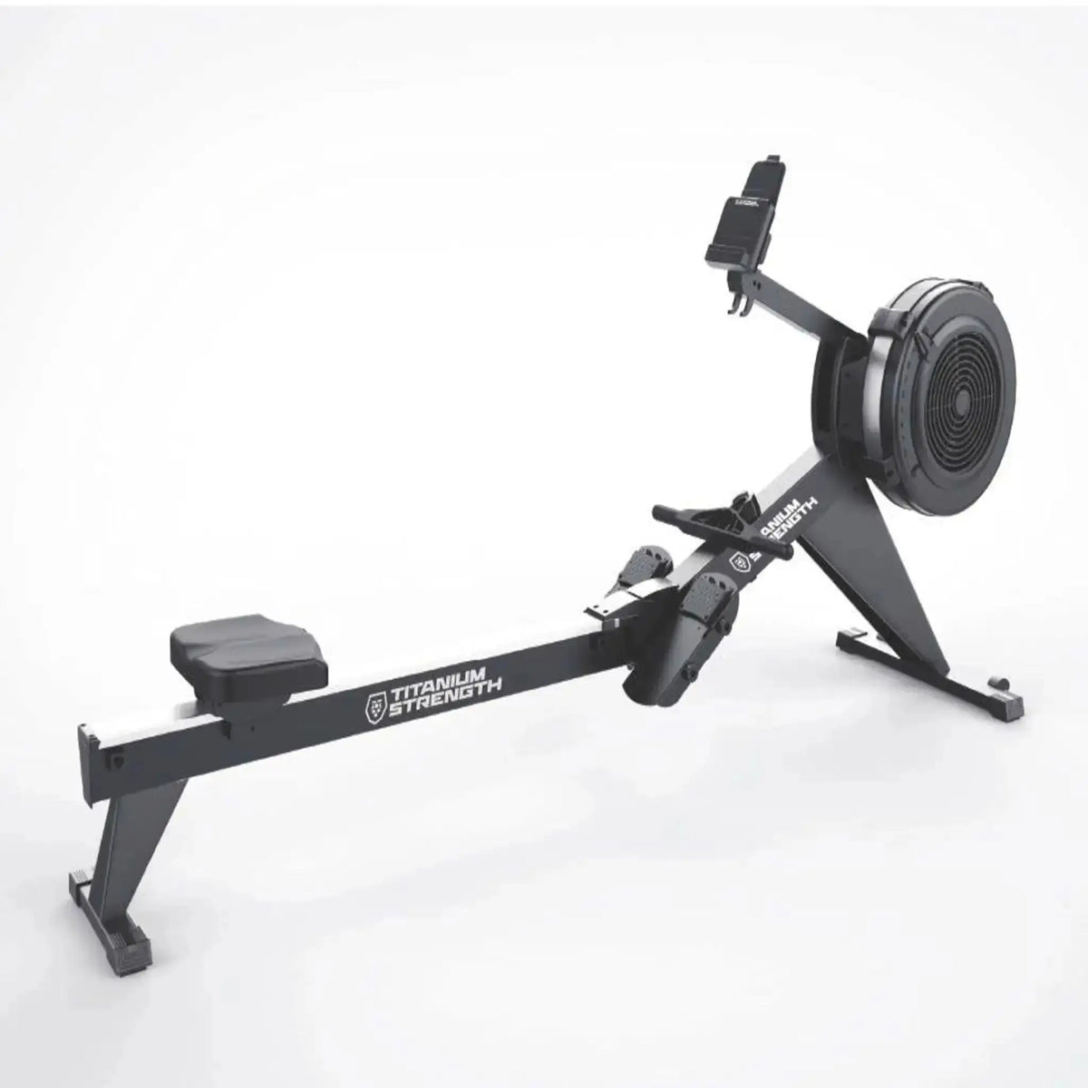 Titanium Strength Air Rowing Machine Rudergerät in Schrägansicht von hinten mit Sitz, Laufschiene und Luftrad