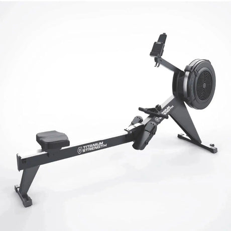 Titanium Strength Air Rowing Machine Rudergerät in Schrägansicht von hinten mit Sitz, Laufschiene und Luftrad
