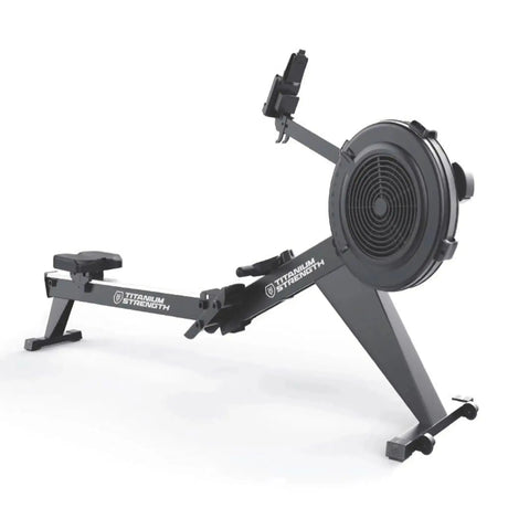 Titanium Strength Air Rowing Machine Rudergerät in Schrägansicht von vorn mit Monitorarm und Fußstützen