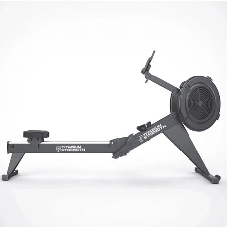 Titanium Strength Air Rowing Machine Rudergerät in der Seitenansicht mit Luftrad, Laufschiene und Monitor