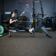 Titanium Strength Air Rowing Machine Rudergerät im Studio beim Rudertraining einer Sportlerin in der Zugphase