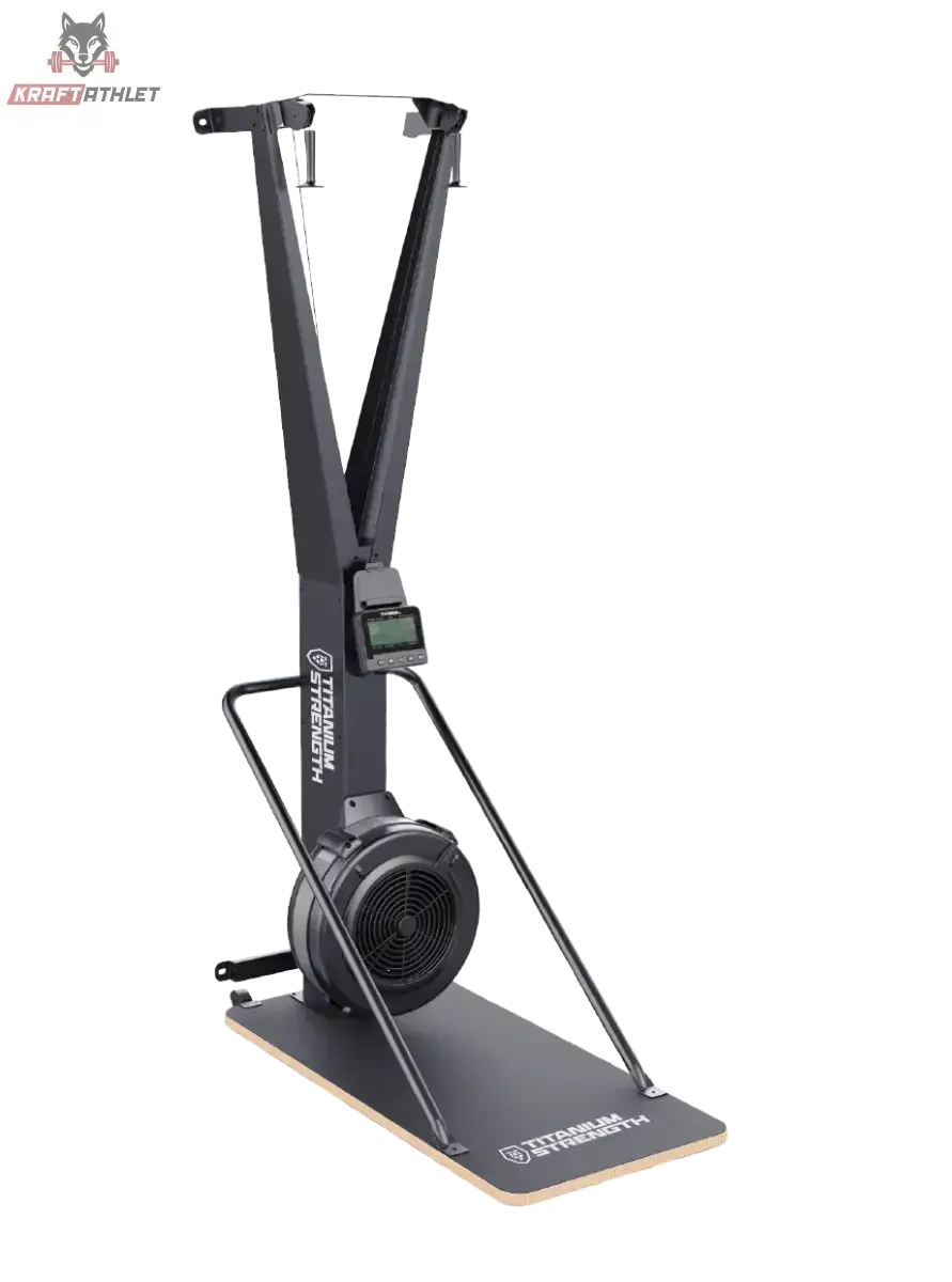 Titanium Strength Air Ski Trainer mit Ständer: Schrägansicht vor schwarzem Hintergrund mit Ständer und Holzplattform