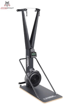 Titanium Strength Air Ski Trainer mit Ständer: Schrägansicht vor schwarzem Hintergrund mit Ständer und Holzplattform