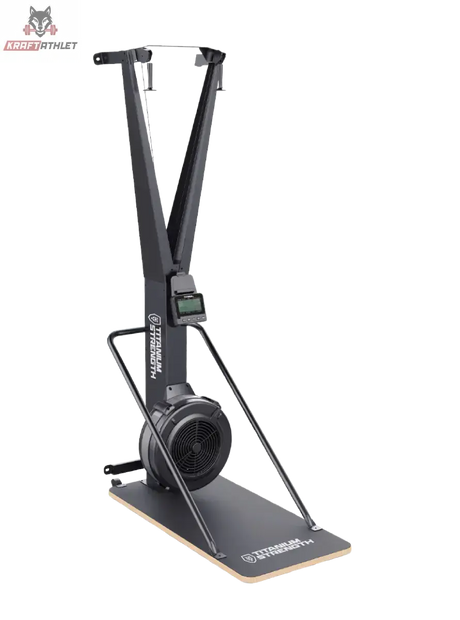 Titanium Strength Air Ski Trainer mit Ständer: Schrägansicht vor schwarzem Hintergrund mit Ständer und Holzplattform