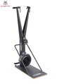 Titanium Strength Air Ski Trainer mit Ständer: Schrägansicht vor schwarzem Hintergrund mit Ständer und Holzplattform