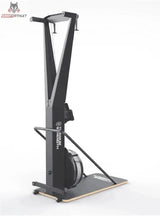 Titanium Strength Air Ski Trainer mit Ständer: Schrägansicht vor hellem Hintergrund mit Mast und Ständer