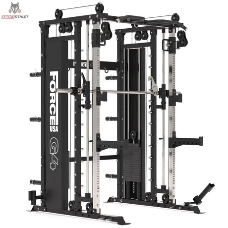 Titanium Strength All-in-One Trainer Full Set Up (Stapelgewichte), Schrägansicht der Station auf weißem Grund