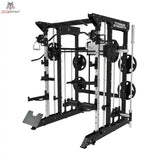 Titanium Strength B100 V2 All-in-One Trainer – Schrägansicht mit Multipresse, Seilzügen und Scheibenhaltern