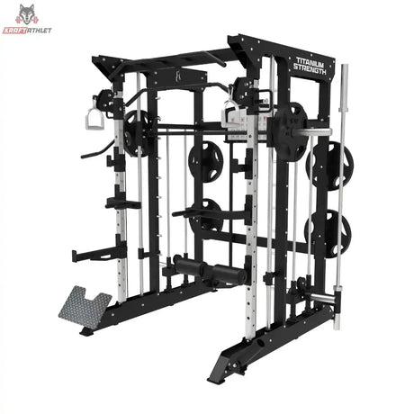 Titanium Strength B100 V2 All-in-One Trainer – Schrägansicht mit Multipresse, Seilzügen und Scheibenhaltern