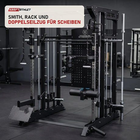 Titanium Strength B100 V4 Kraftstation in einem fertig eingerichteten Studio mit dunklen Wänden und Gummiboden