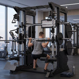 Titanium Strength B200 V3 All-in-One Trainer im Einsatz: Person trainiert morgens in einem hellen Hotel-Fitnessraum