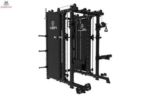 Titanium Strength B500 PRO Smith Machine mit Doppelpulley und Rack in Schwarz, Schrägansicht von hinten mit Seitenverkleidung