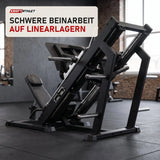 Titanium Strength Beinpresse 45° Plus Elite Series in einem fertig eingerichteten Studio mit dunklen Wänden und Gummiboden