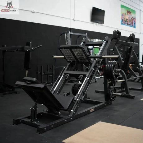 Titanium Strength Beinpresse/Hack Squat Combo Elite Series in einem Studio mit Gummiboden