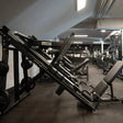 Titanium Strength Black Series 45-Grad-Beinpresse – Zwei Beinpressen nebeneinander in einem Studio