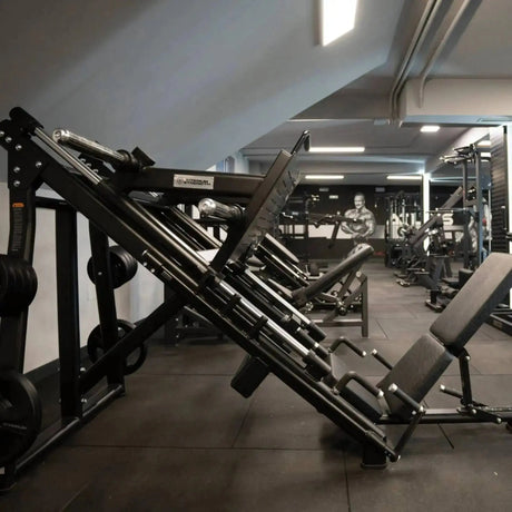 Titanium Strength Black Series 45-Grad-Beinpresse – Zwei Beinpressen nebeneinander in einem Studio