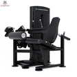 Titanium Strength Black Series Beinbeuger sitzend – Schrägansicht mit Beinrollen, Rückenlehne und Haltegriffen