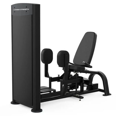 Titanium Strength Black Series Dual Abduktor/Adduktor: Schrägansicht mit Gewichtsturm links und geöffneten Beinpolstern, in Schwarz