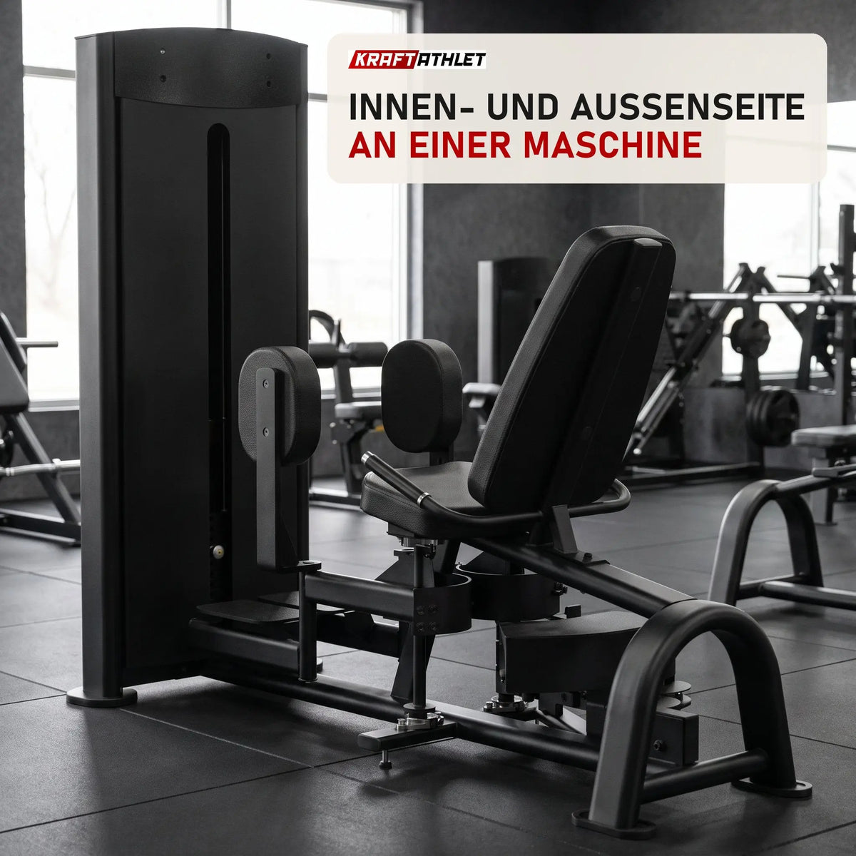 Titanium Strength Black Series Dual Abduktor/Adduktor in einem fertig eingerichteten Studio mit dunklen Wänden und Gummiboden