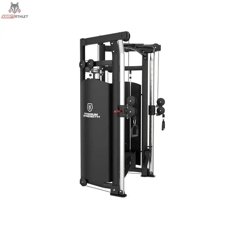 Titanium Strength Black Series Functional Trainer in Schwarz, Schrägansicht von hinten mit Gewichtsstapelverkleidung