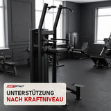 Titanium Strength Black Series Geführte Dips und Klimmzüge in einem fertig eingerichteten Studio mit dunklen Wänden und Gummiboden