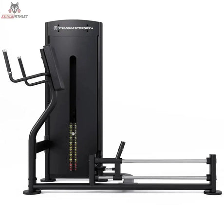 Titanium Strength Black Series Kickmaschine – Schrägansicht mit Fußplattform und Gewichtsturm, schwarz