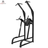 Titanium Strength Black Series Klimmzug- und Dipstation: Schrägansicht von links in Schwarz mit Dipgriffen und Armauflagen