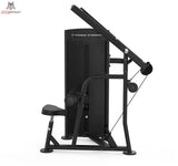 Titanium Strength Black Series Lat Pulldown: Schrägansicht von links mit Hebelarm und Gewichtsturm, in Schwarz