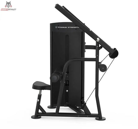 Titanium Strength Black Series Lat Pulldown: Schrägansicht von links mit Hebelarm und Gewichtsturm, in Schwarz