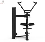 Titanium Strength Black Series Lat Pulldown: Vorderansicht mit V-förmigen Zughebeln, in Schwarz