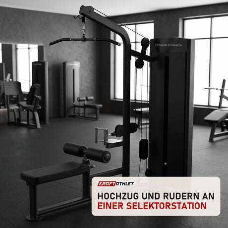 Titanium Strength Black Series Latzug und Rudergerät in einem fertig eingerichteten Studio mit dunklen Wänden und Gummiboden