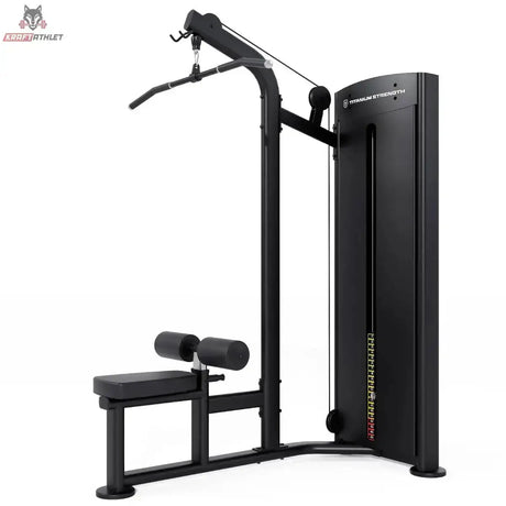 Titanium Strength Black Series Latzugmaschine – Schrägansicht von hinten mit Seilzug und Gewichtsturm, schwarz