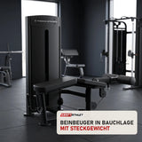Titanium Strength Black Series Liegender Beincurl in einem fertig eingerichteten Studio mit dunklen Wänden und Gummiboden