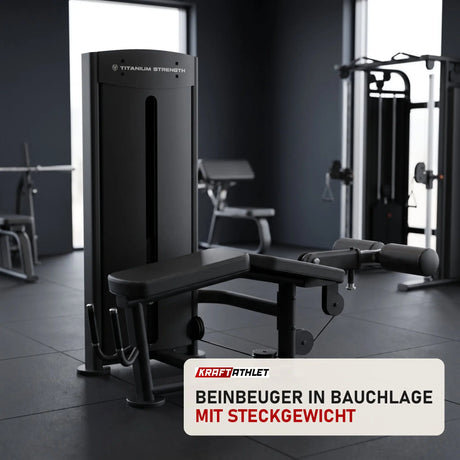 Titanium Strength Black Series Liegender Beincurl in einem fertig eingerichteten Studio mit dunklen Wänden und Gummiboden