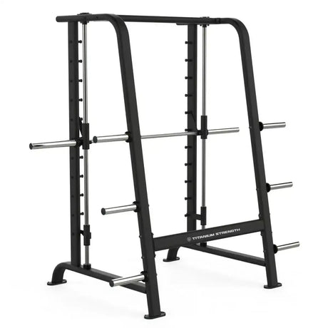 Titanium Strength Black Series Multipower Smith-Maschine in Schwarz, Schrägansicht von rechts mit Scheibenhaltern