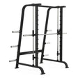 Titanium Strength Black Series Multipower Smith-Maschine in Schwarz, Schrägansicht mit Führungsstange und Scheibenhaltern